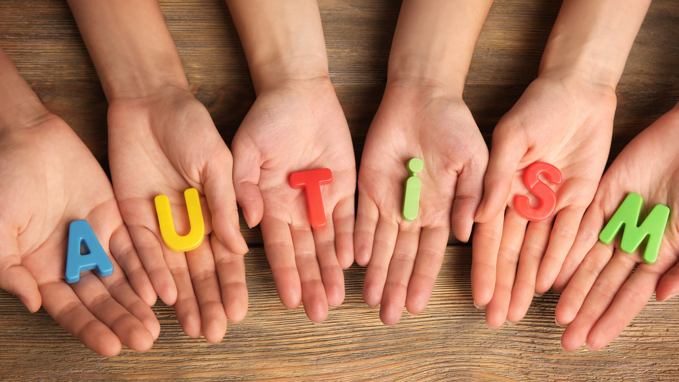 Criar um ambiente de trabalho inclusivo para pessoas com autismo beneficiadas, não apenas os indivíduos diretamente envolvidos, mas toda a organização.